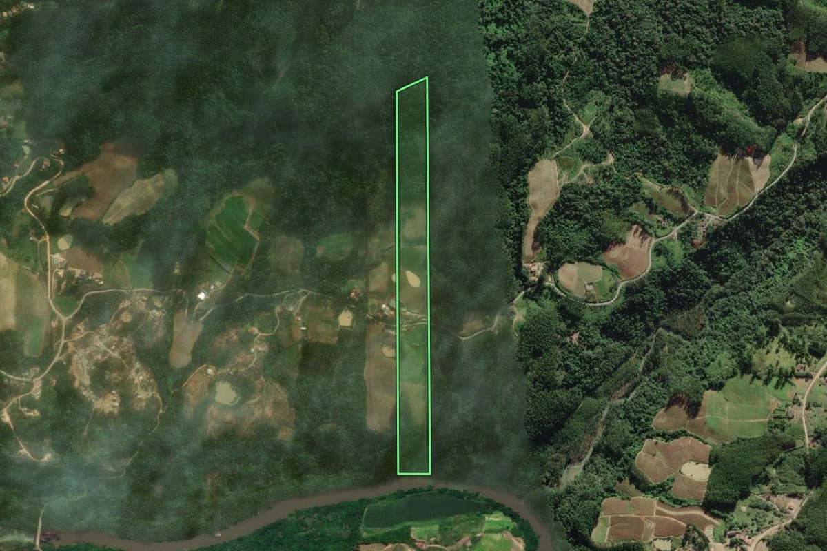 Imagem de satélite do imóvel rural em José Boiteux (SC), com o contorno declarado no CAR desenhado por cima.