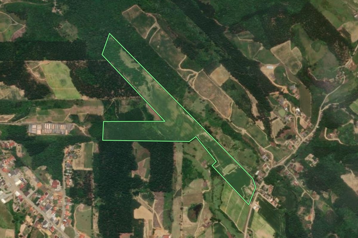 Imagem de satélite do imóvel rural em José Boiteux (SC), com o contorno declarado no CAR desenhado por cima.
