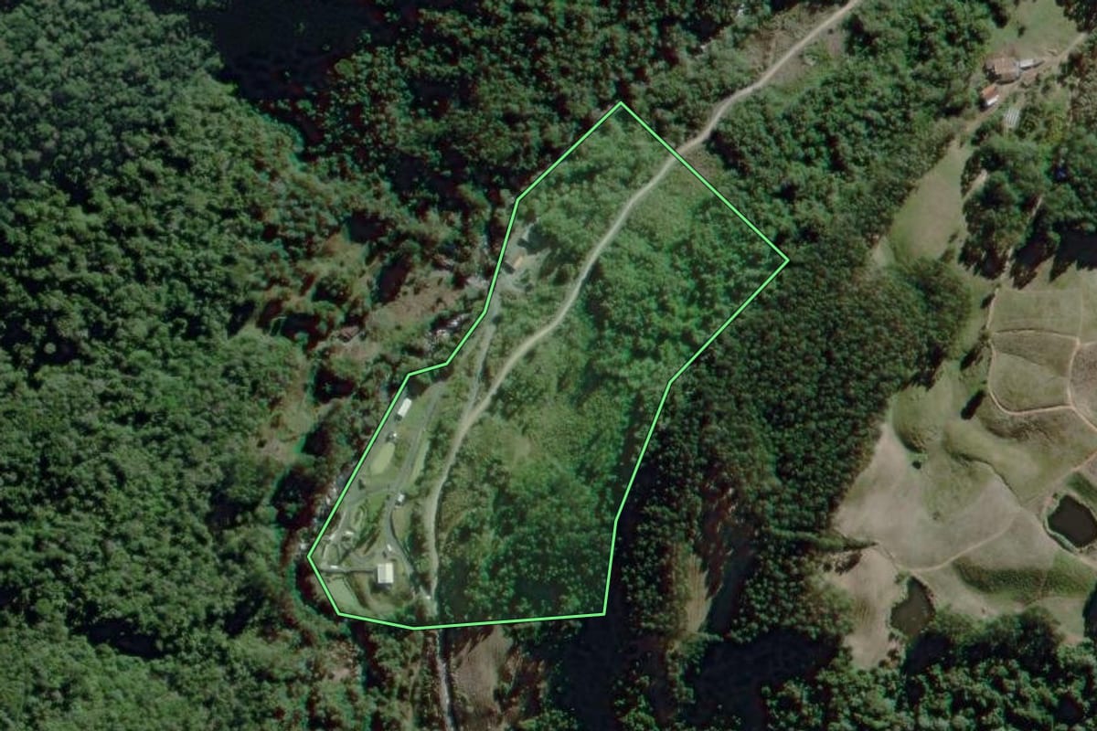 Imagem de satélite do imóvel rural em José Boiteux (SC), com o contorno declarado no CAR desenhado por cima.