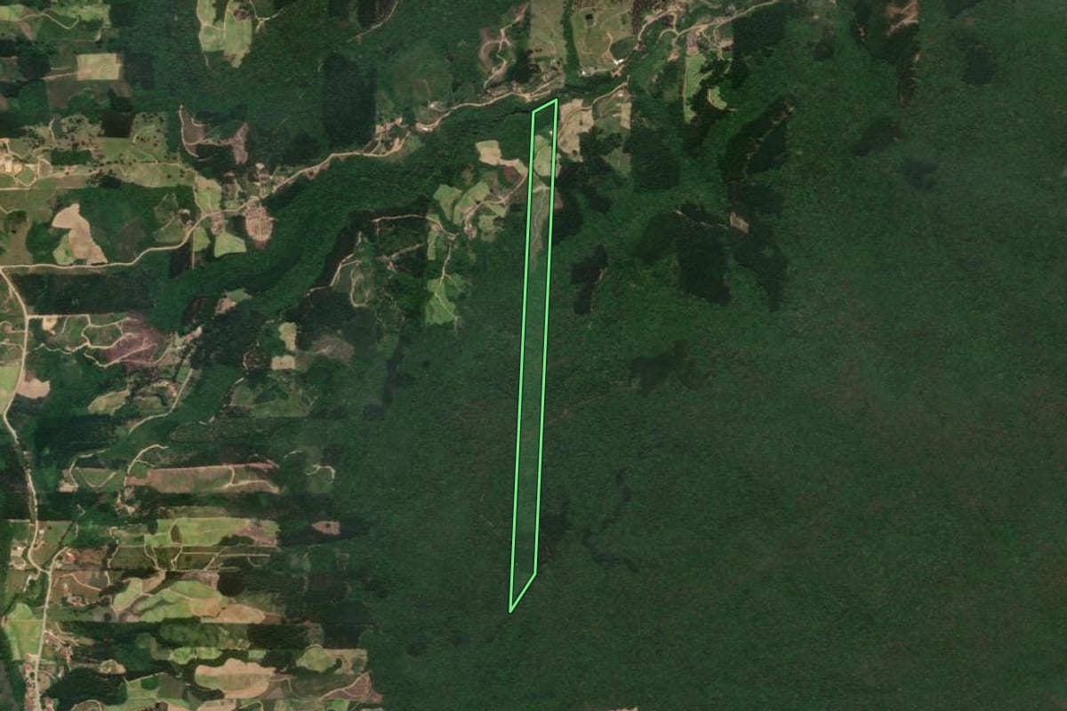 Imagem de satélite do imóvel rural em José Boiteux (SC), com o contorno declarado no CAR desenhado por cima.