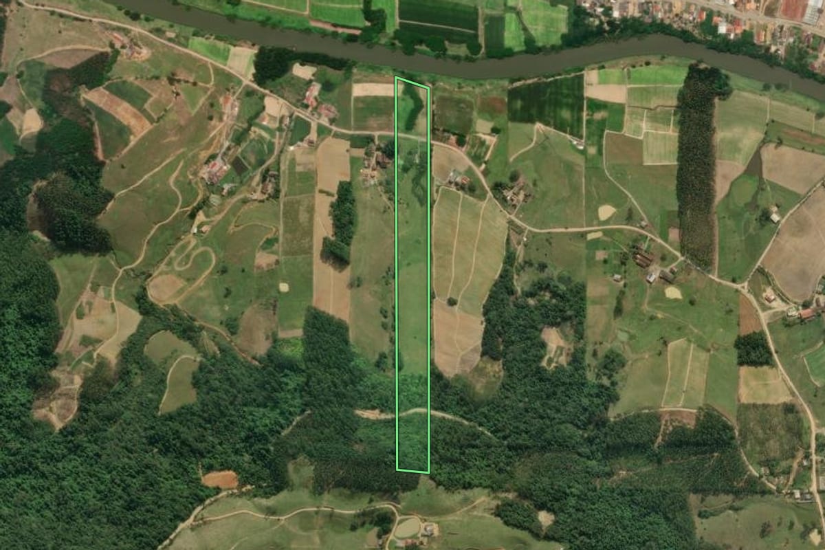 Imagem de satélite do imóvel rural em José Boiteux (SC), com o contorno declarado no CAR desenhado por cima.
