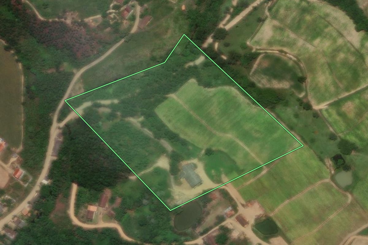 Imagem de satélite do imóvel rural em José Boiteux (SC), com o contorno declarado no CAR desenhado por cima.