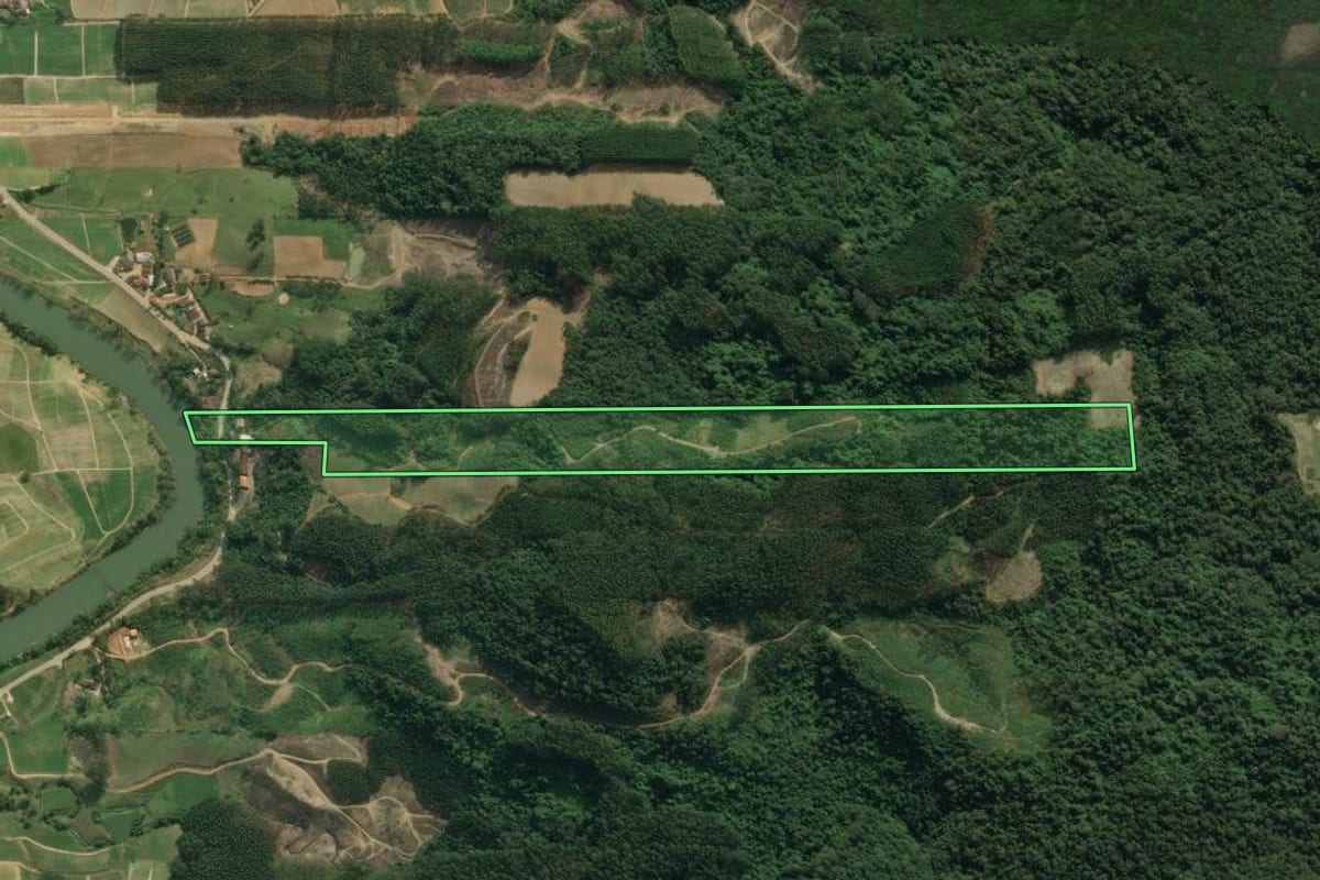 Imagem de satélite do imóvel rural em José Boiteux (SC), com o contorno declarado no CAR desenhado por cima.