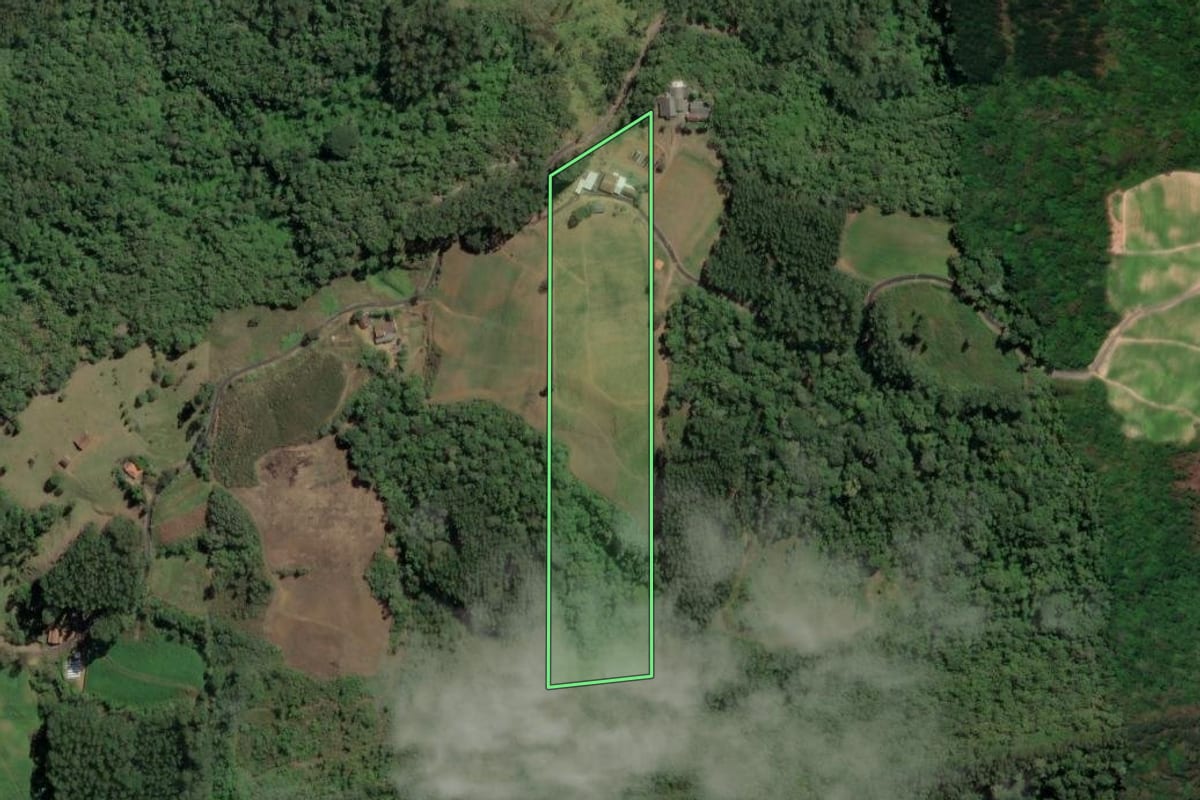 Imagem de satélite do imóvel rural em José Boiteux (SC), com o contorno declarado no CAR desenhado por cima.
