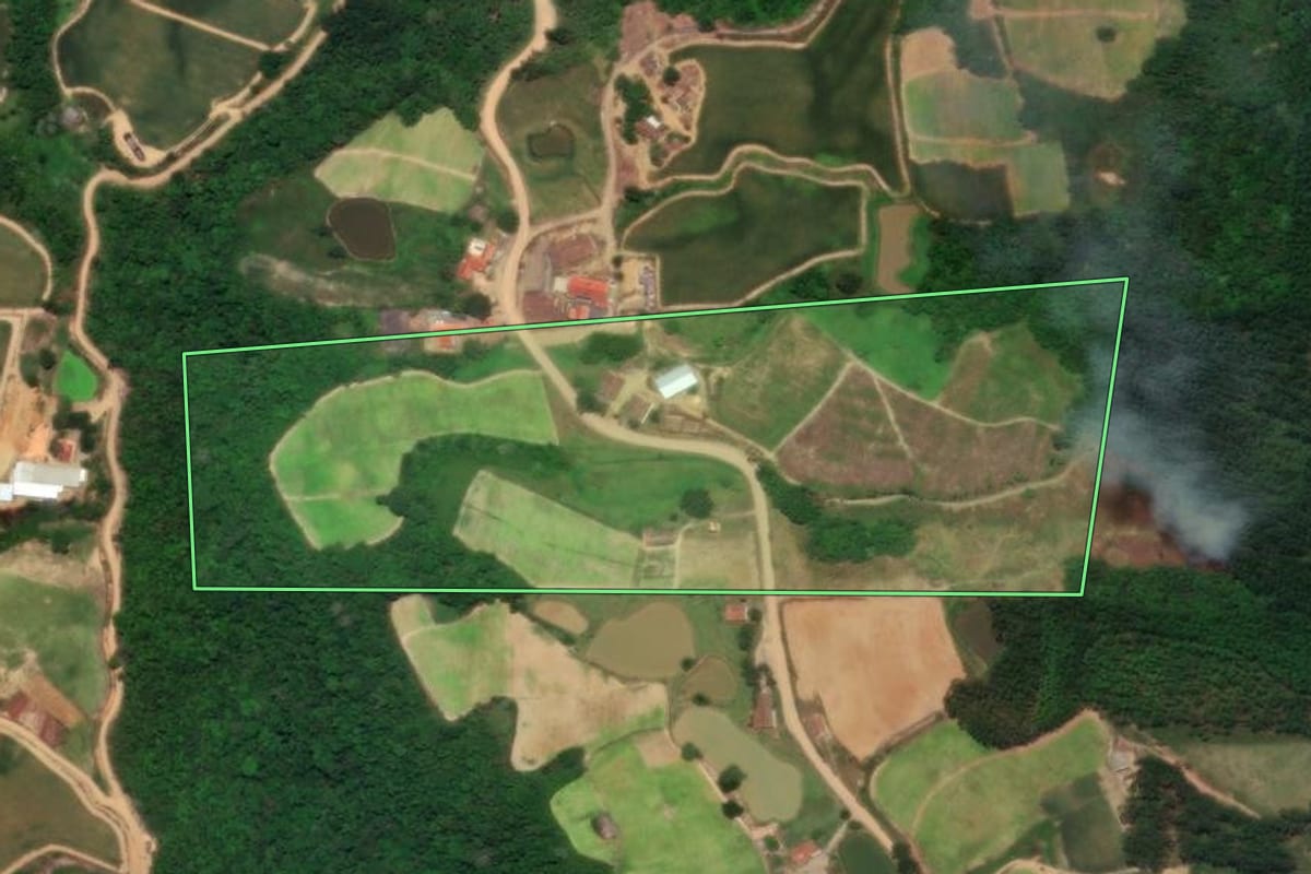 Imagem de satélite do imóvel rural em José Boiteux (SC), com o contorno declarado no CAR desenhado por cima.