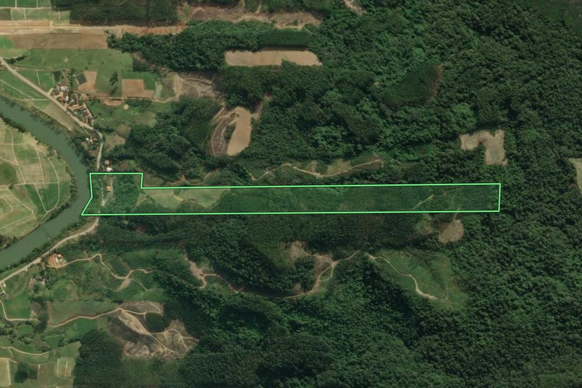 Imagem de satélite do imóvel rural em José Boiteux (SC), com o contorno declarado no CAR desenhado por cima.