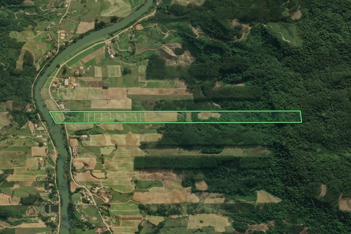 Imagem de satélite do imóvel rural em José Boiteux (SC), com o contorno declarado no CAR desenhado por cima.