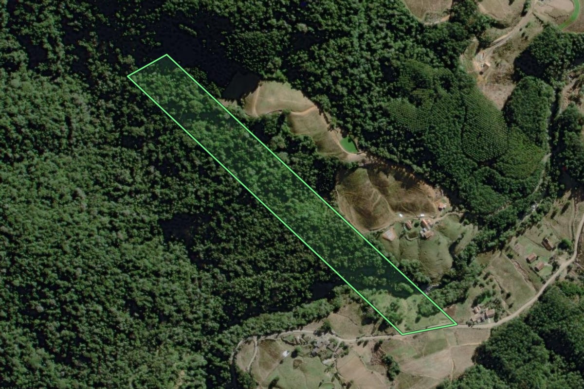Imagem de satélite do imóvel rural em José Boiteux (SC), com o contorno declarado no CAR desenhado por cima.