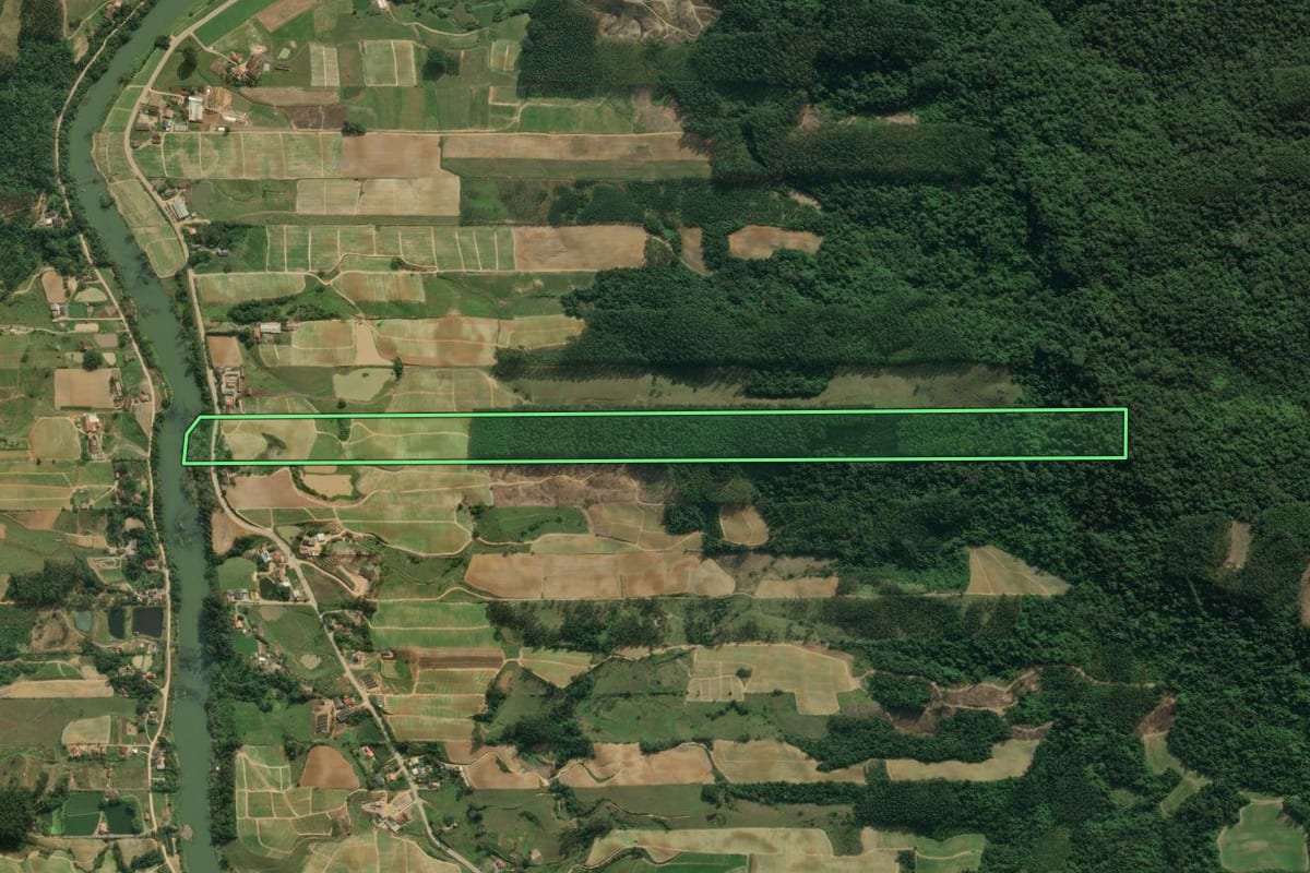 Imagem de satélite do imóvel rural em José Boiteux (SC), com o contorno declarado no CAR desenhado por cima.