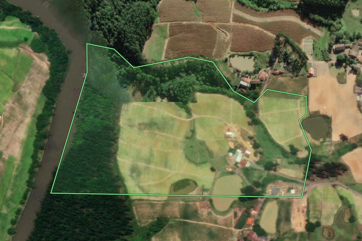 Imagem de satélite do imóvel rural em José Boiteux (SC), com o contorno declarado no CAR desenhado por cima.