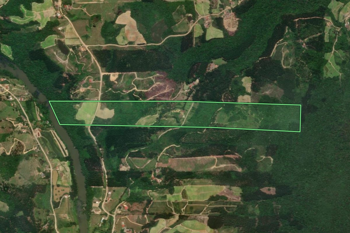 Imagem de satélite do imóvel rural em José Boiteux (SC), com o contorno declarado no CAR desenhado por cima.