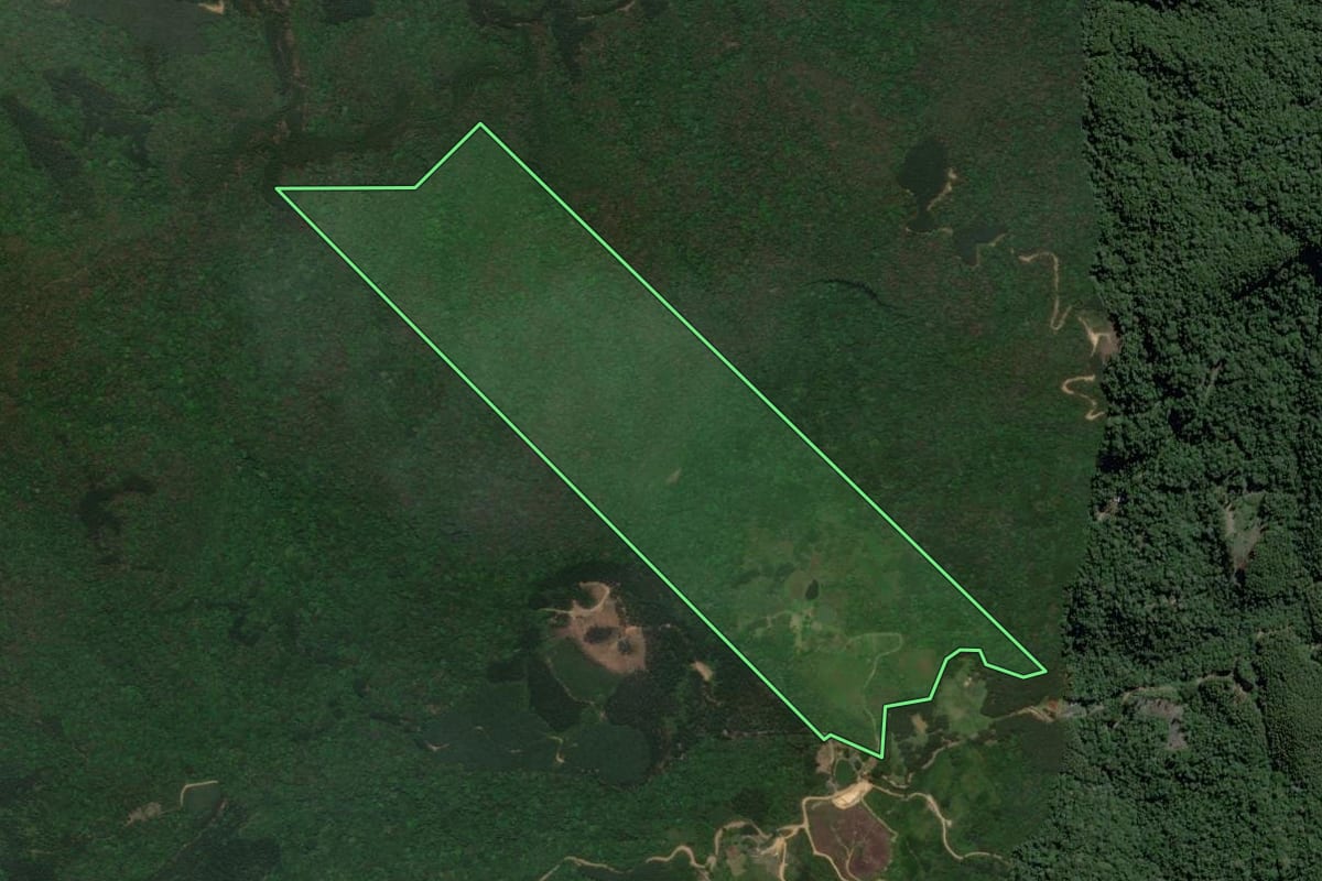 Imagem de satélite do imóvel rural em José Boiteux (SC), com o contorno declarado no CAR desenhado por cima.