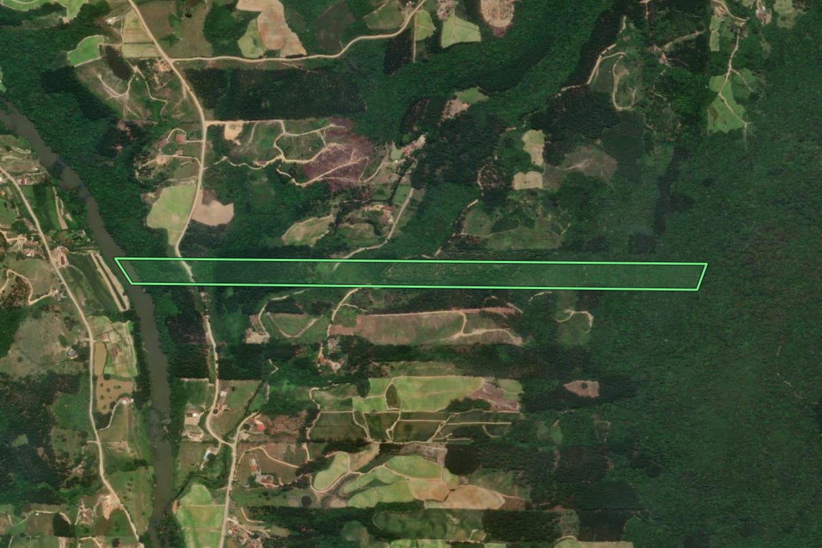 Imagem de satélite do imóvel rural em José Boiteux (SC), com o contorno declarado no CAR desenhado por cima.