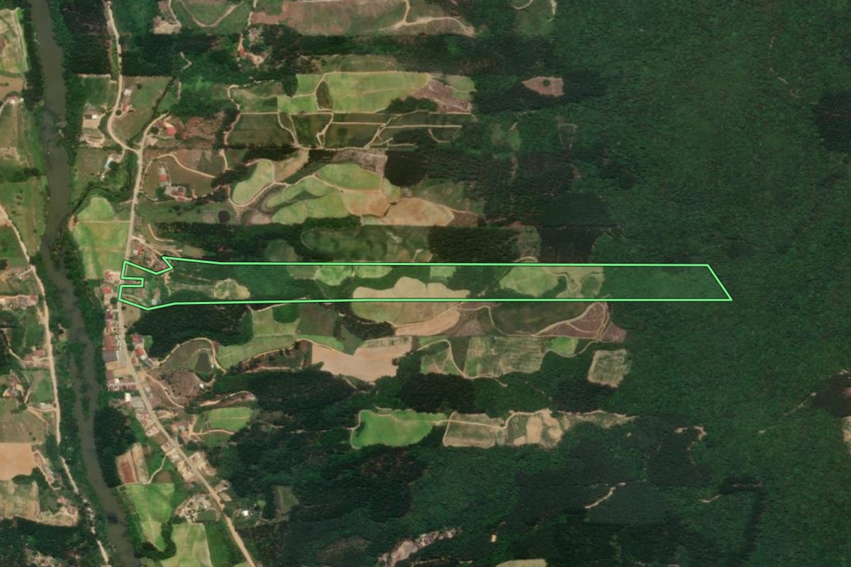 Imagem de satélite do imóvel rural em José Boiteux (SC), com o contorno declarado no CAR desenhado por cima.