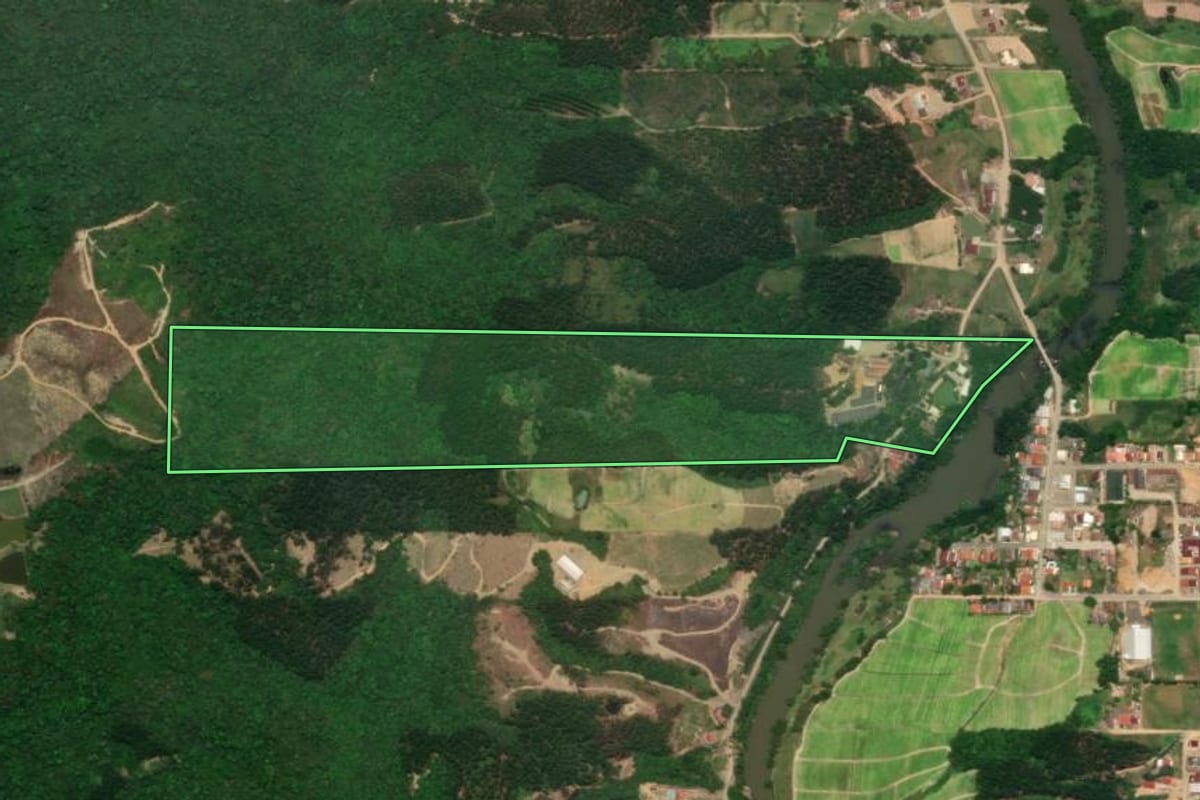 Imagem de satélite do imóvel rural em José Boiteux (SC), com o contorno declarado no CAR desenhado por cima.