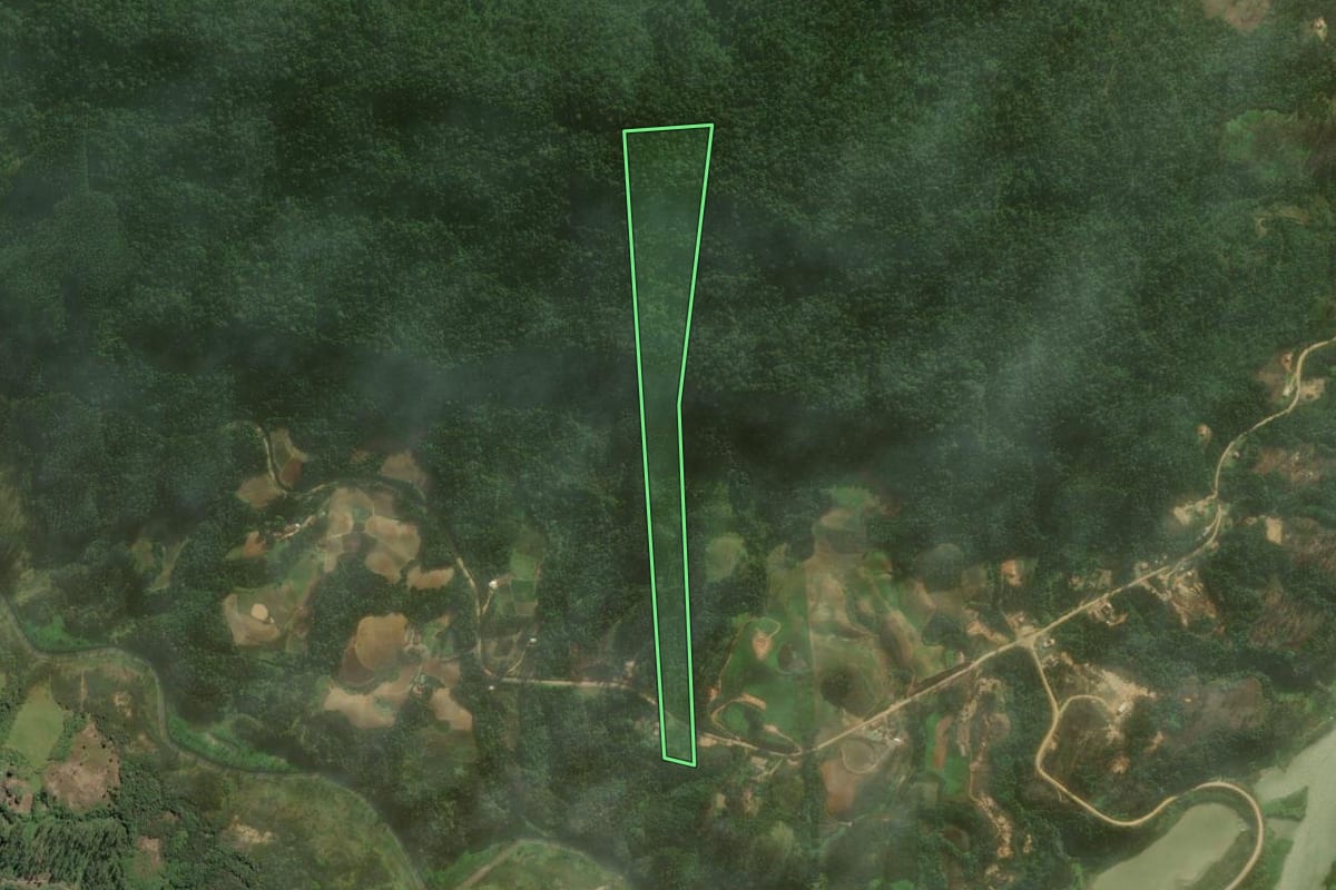 Imagem de satélite do imóvel rural em José Boiteux (SC), com o contorno declarado no CAR desenhado por cima.
