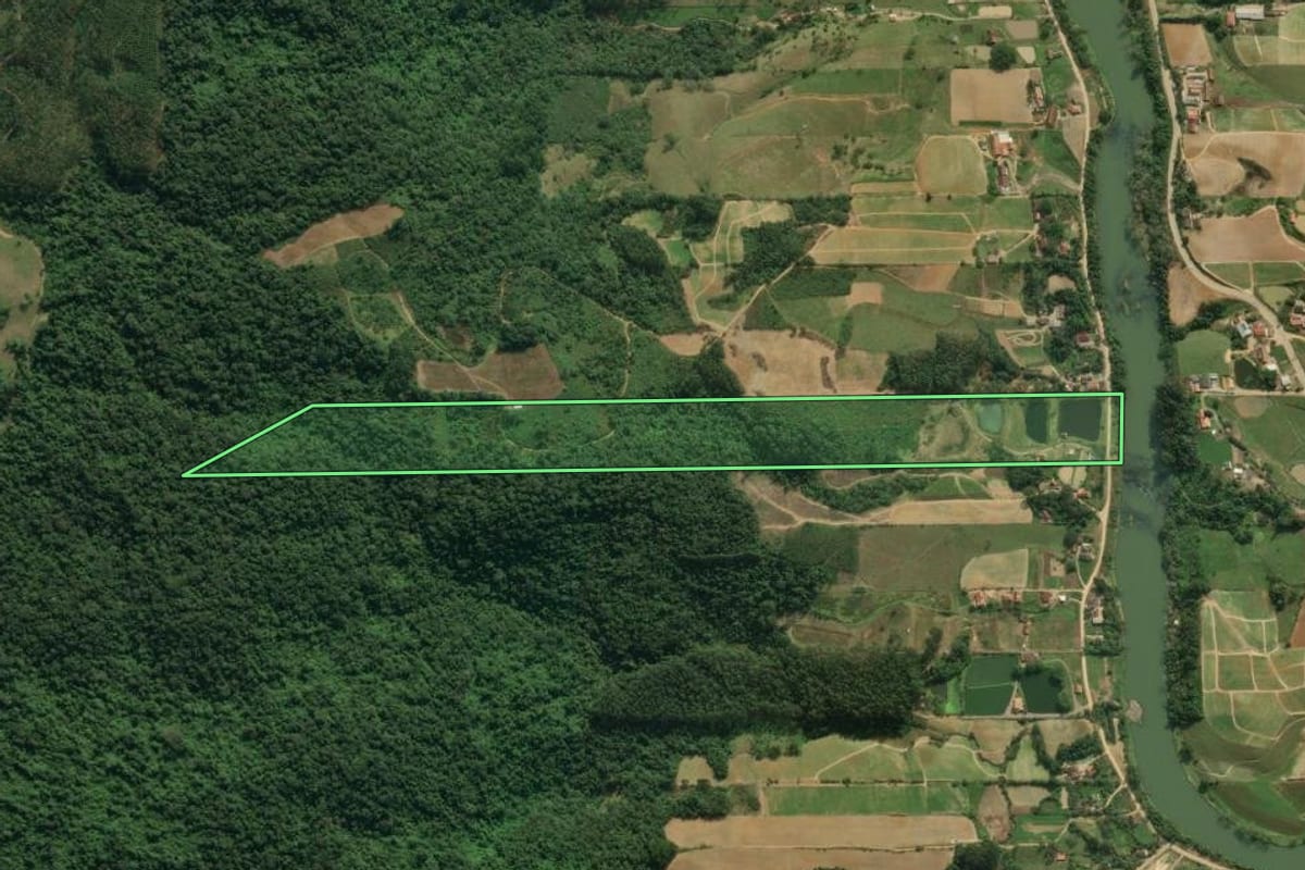 Imagem de satélite do imóvel rural em José Boiteux (SC), com o contorno declarado no CAR desenhado por cima.