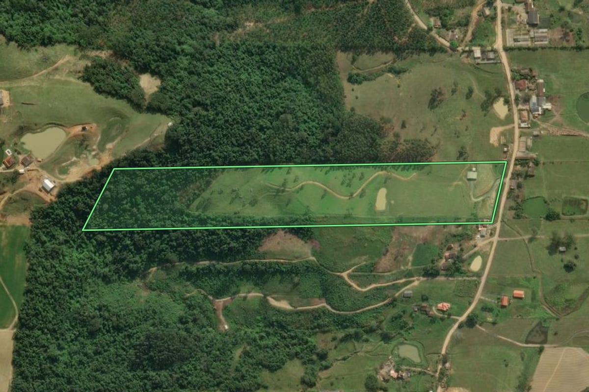 Imagem de satélite do imóvel rural em José Boiteux (SC), com o contorno declarado no CAR desenhado por cima.