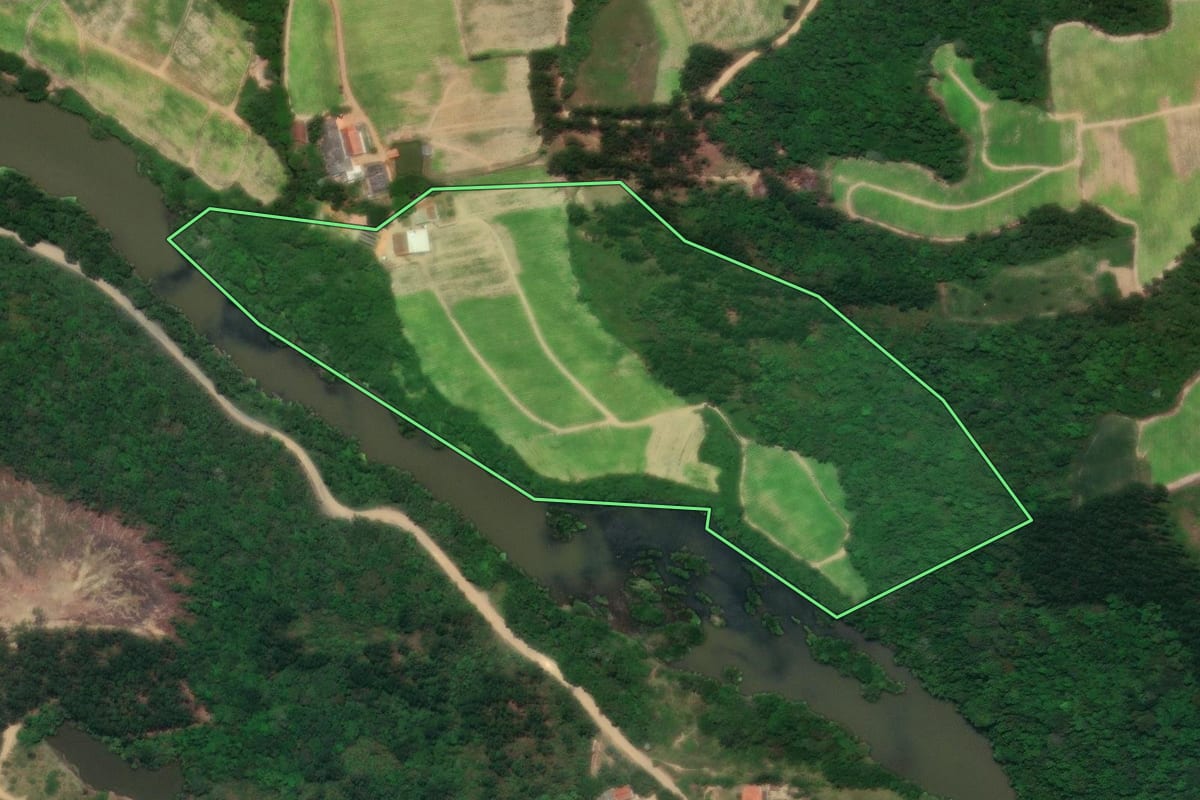 Imagem de satélite do imóvel rural em José Boiteux (SC), com o contorno declarado no CAR desenhado por cima.