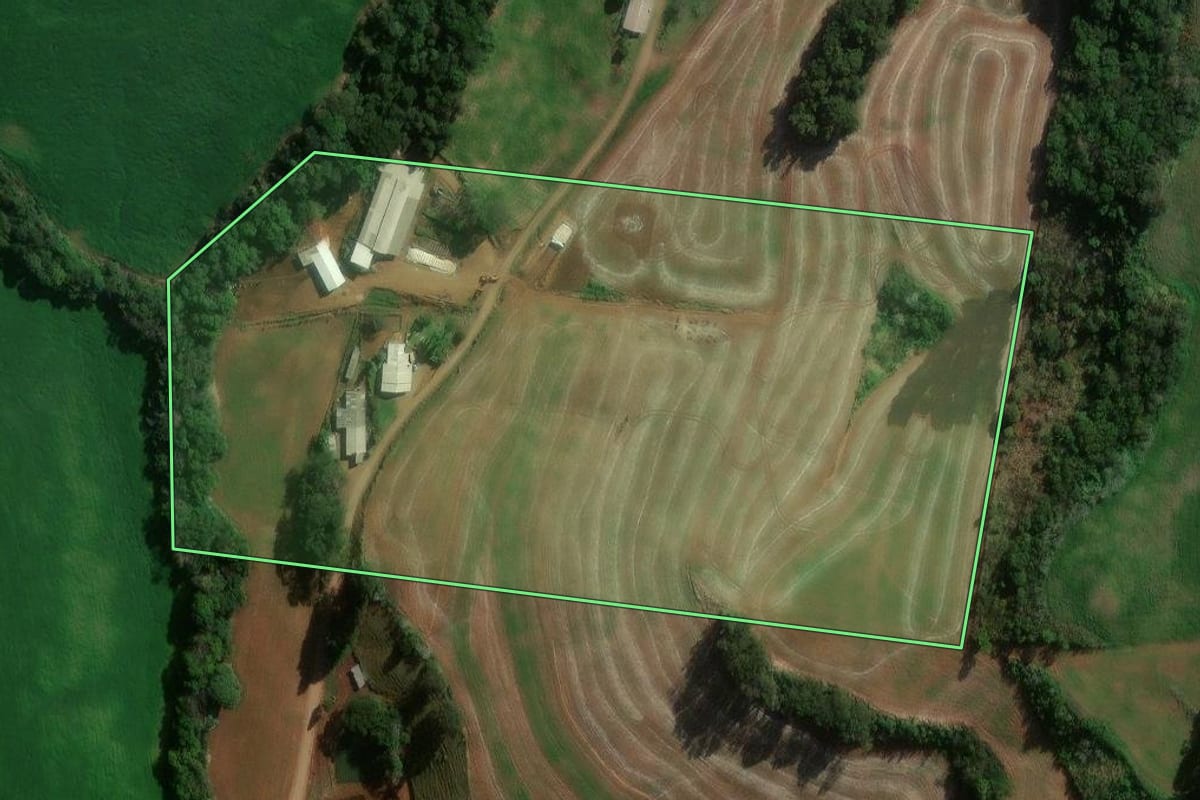 Imagem de satélite do imóvel rural em Jupiá (SC), com o contorno declarado no CAR desenhado por cima.