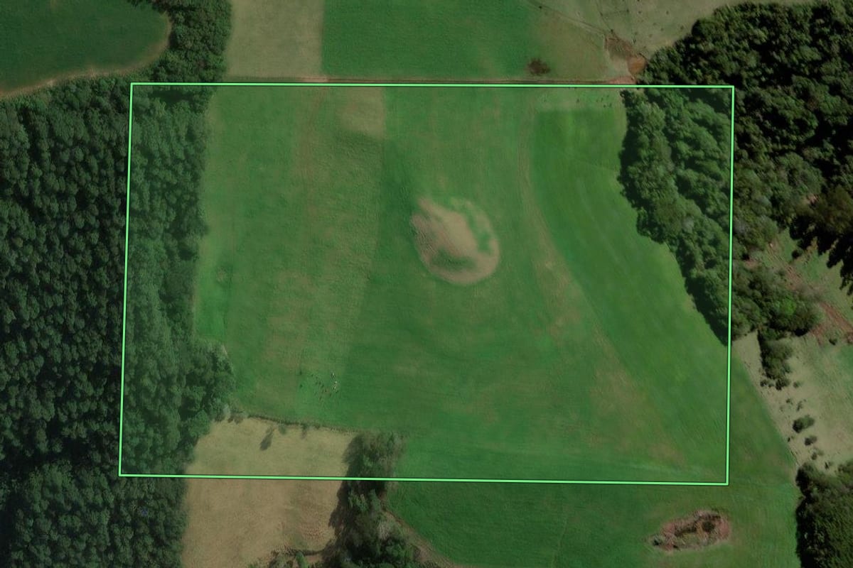 Imagem de satélite do imóvel rural em Jupiá (SC), com o contorno declarado no CAR desenhado por cima.