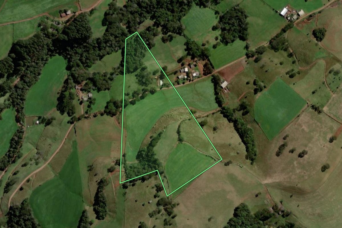 Imagem de satélite do imóvel rural em Jupiá (SC), com o contorno declarado no CAR desenhado por cima.