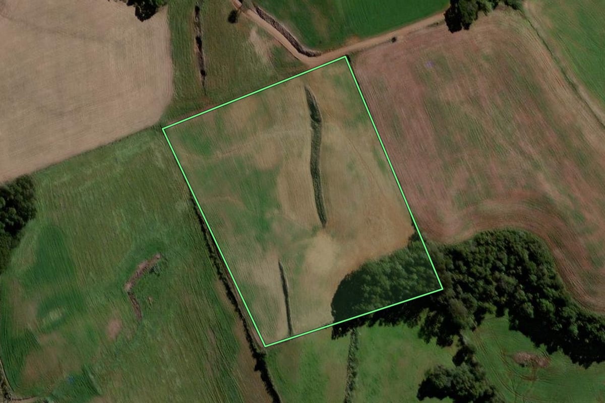Imagem de satélite do imóvel rural em Jupiá (SC), com o contorno declarado no CAR desenhado por cima.