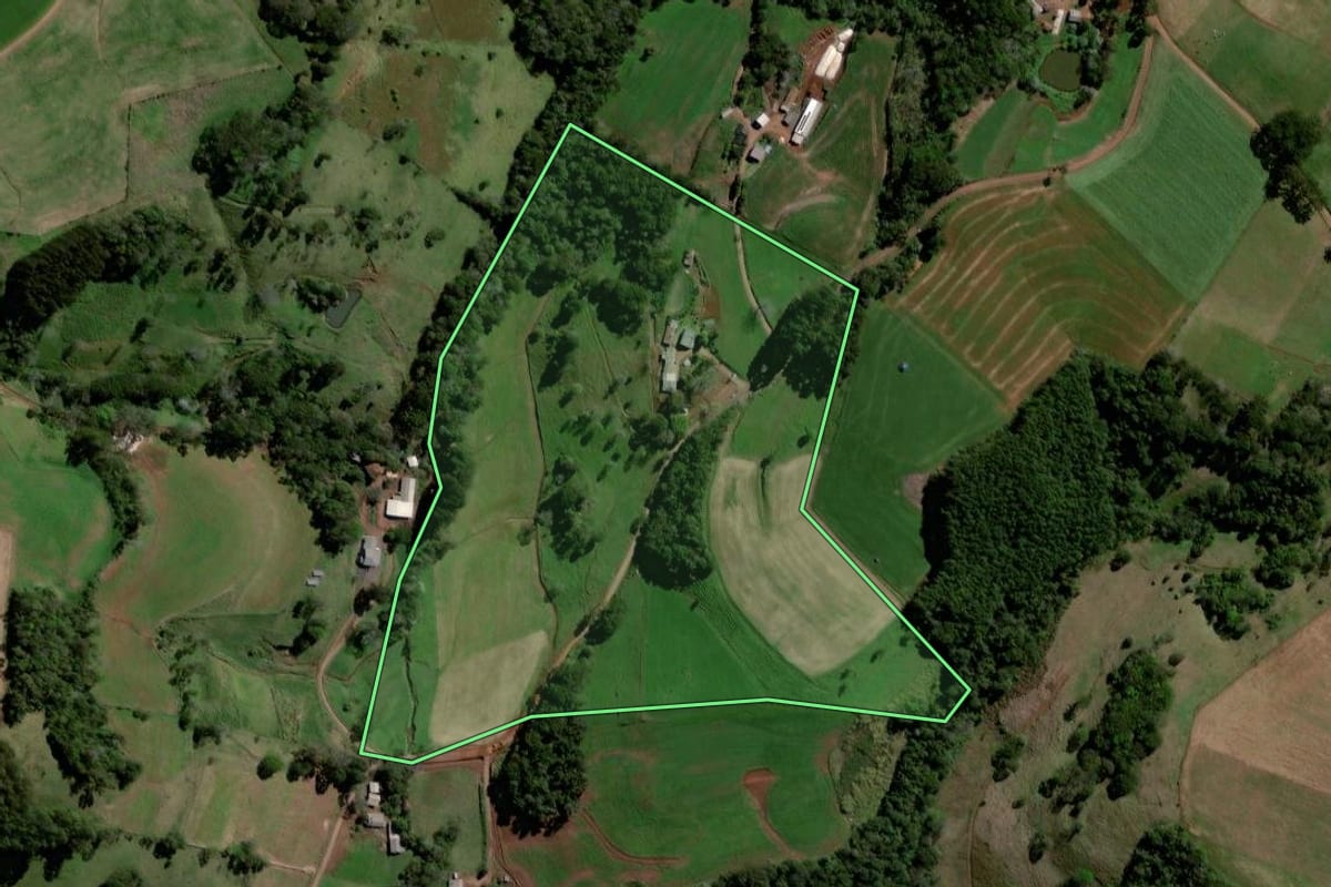 Imagem de satélite do imóvel rural em Jupiá (SC), com o contorno declarado no CAR desenhado por cima.