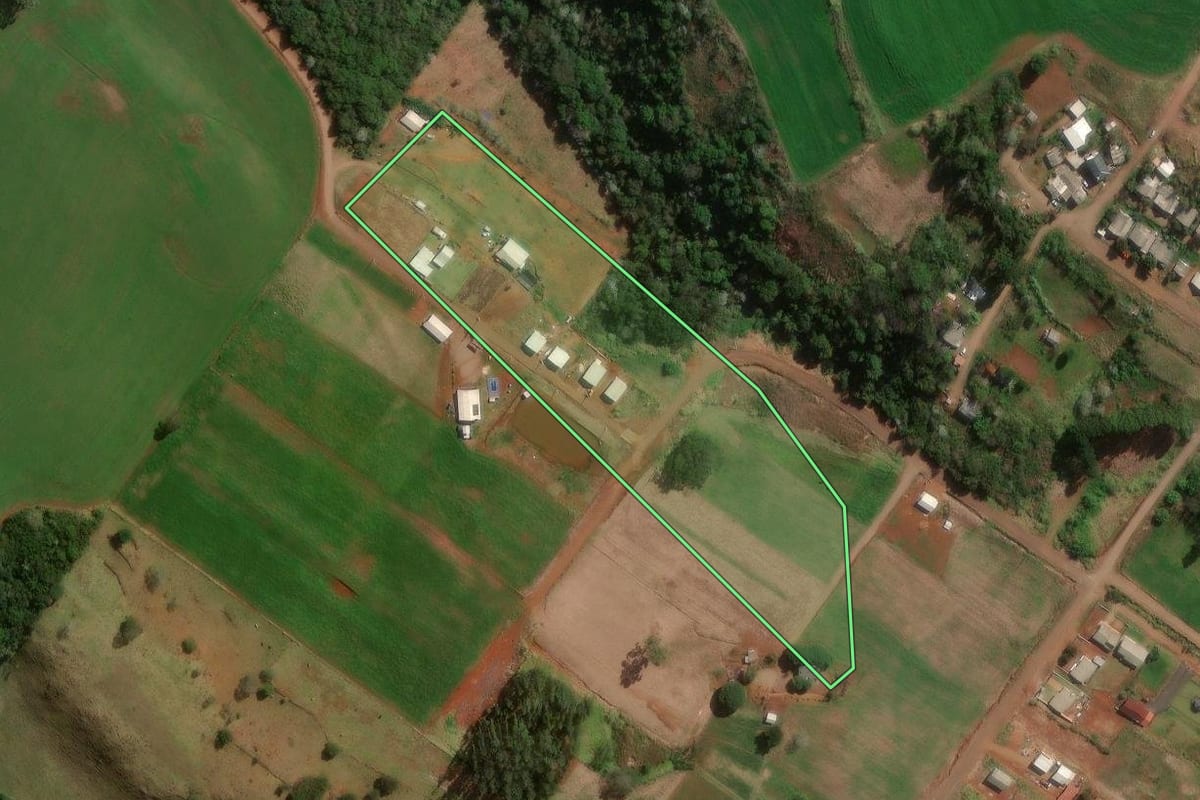 Imagem de satélite do imóvel rural em Jupiá (SC), com o contorno declarado no CAR desenhado por cima.