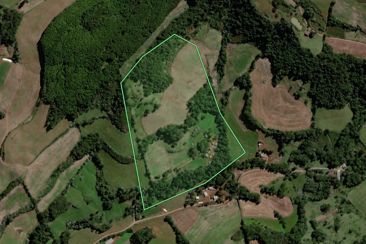 Imagem de satélite do imóvel rural em Jupiá (SC), com o contorno declarado no CAR desenhado por cima.