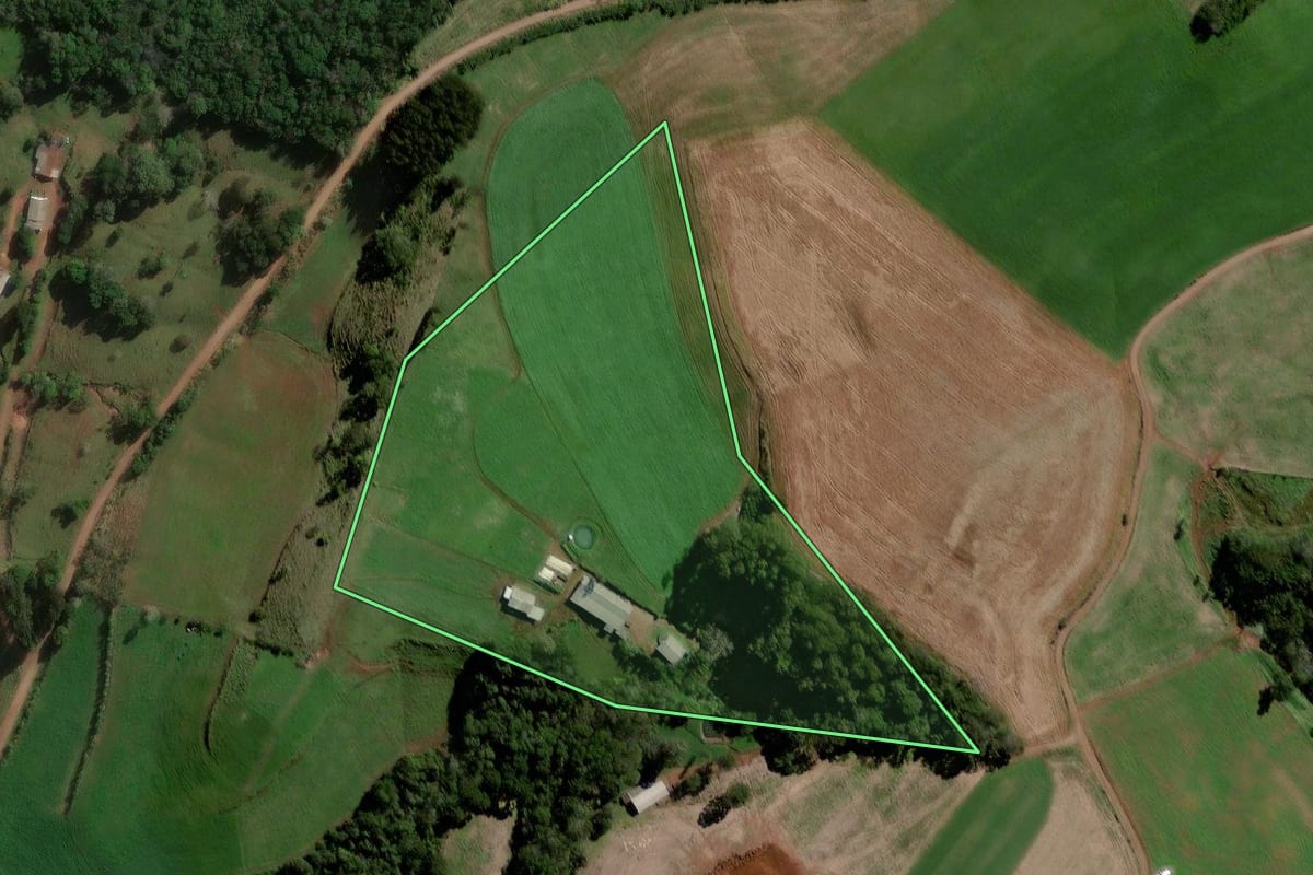 Imagem de satélite do imóvel rural em Jupiá (SC), com o contorno declarado no CAR desenhado por cima.