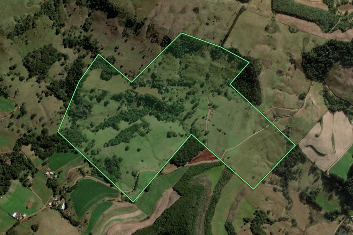 Imagem de satélite do imóvel rural em Jupiá (SC), com o contorno declarado no CAR desenhado por cima.