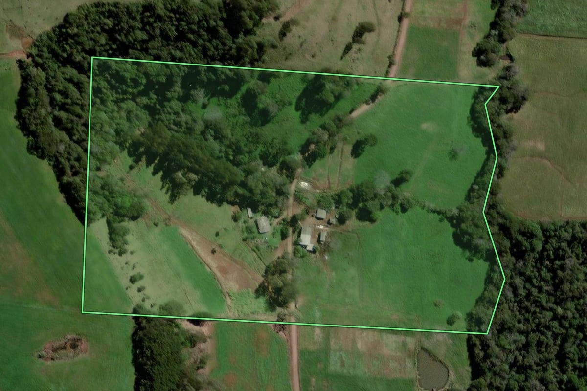 Imagem de satélite do imóvel rural em Jupiá (SC), com o contorno declarado no CAR desenhado por cima.