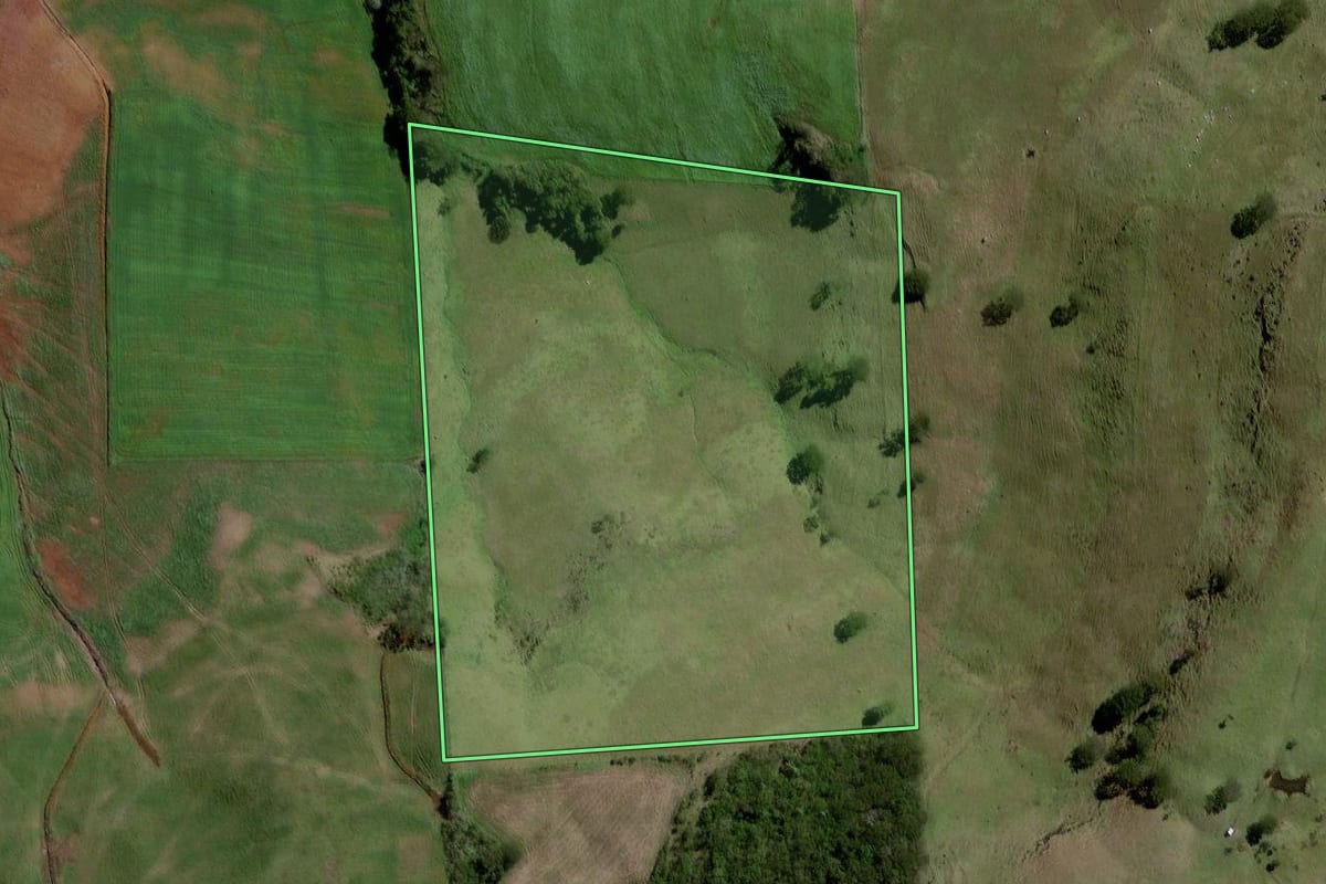 Imagem de satélite do imóvel rural em Jupiá (SC), com o contorno declarado no CAR desenhado por cima.