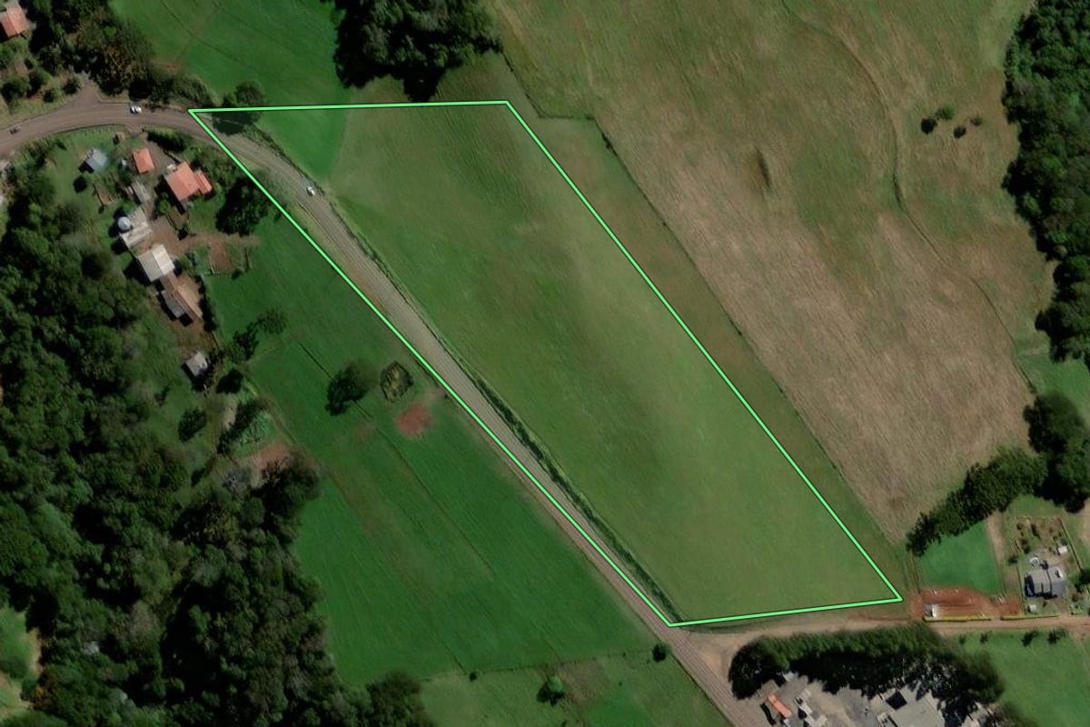 Imagem de satélite do imóvel rural em Jupiá (SC), com o contorno declarado no CAR desenhado por cima.