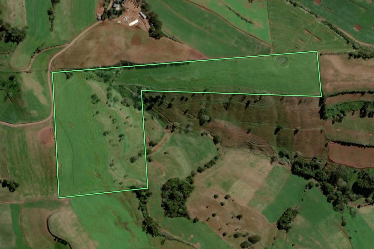 Imagem de satélite do imóvel rural em Jupiá (SC), com o contorno declarado no CAR desenhado por cima.
