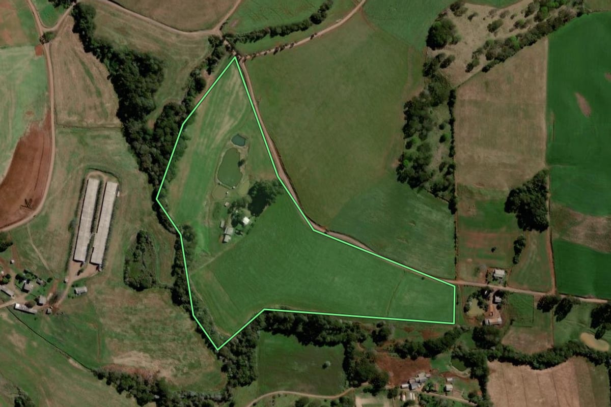 Imagem de satélite do imóvel rural em Jupiá (SC), com o contorno declarado no CAR desenhado por cima.