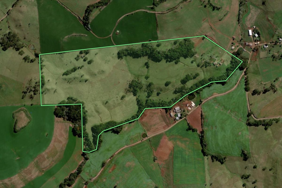 Imagem de satélite do imóvel rural em Jupiá (SC), com o contorno declarado no CAR desenhado por cima.