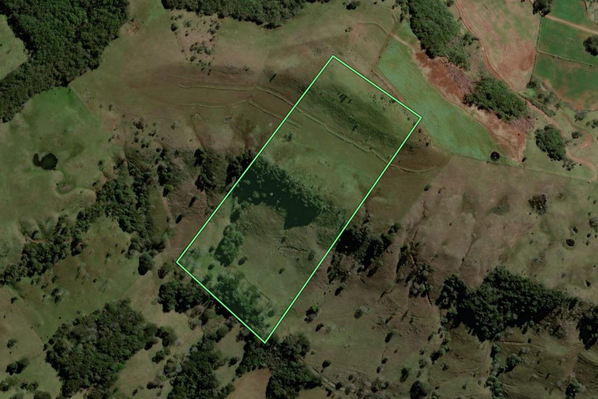 Imagem de satélite do imóvel rural em Jupiá (SC), com o contorno declarado no CAR desenhado por cima.