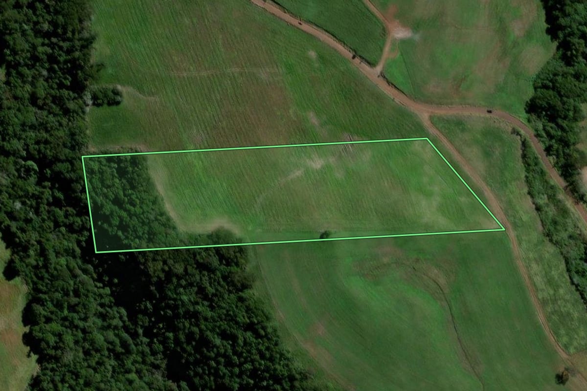 Imagem de satélite do imóvel rural em Jupiá (SC), com o contorno declarado no CAR desenhado por cima.