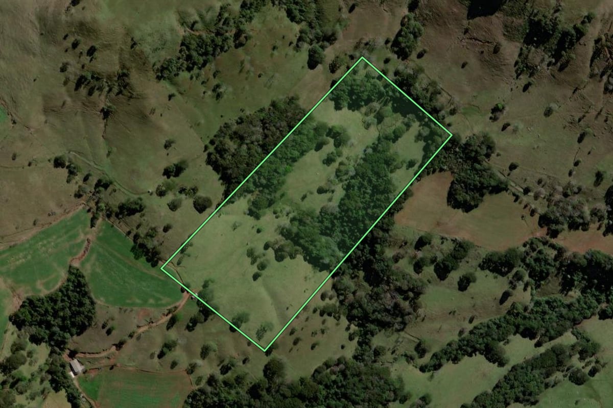 Imagem de satélite do imóvel rural em Jupiá (SC), com o contorno declarado no CAR desenhado por cima.
