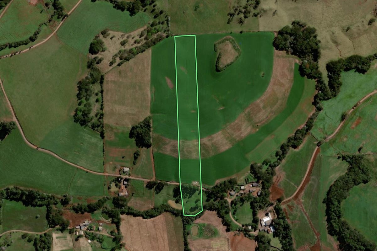 Imagem de satélite do imóvel rural em Jupiá (SC), com o contorno declarado no CAR desenhado por cima.