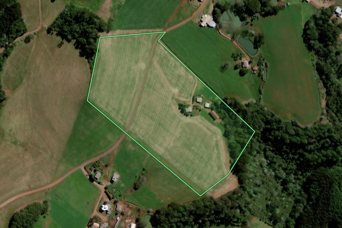 Imagem de satélite do imóvel rural em Jupiá (SC), com o contorno declarado no CAR desenhado por cima.