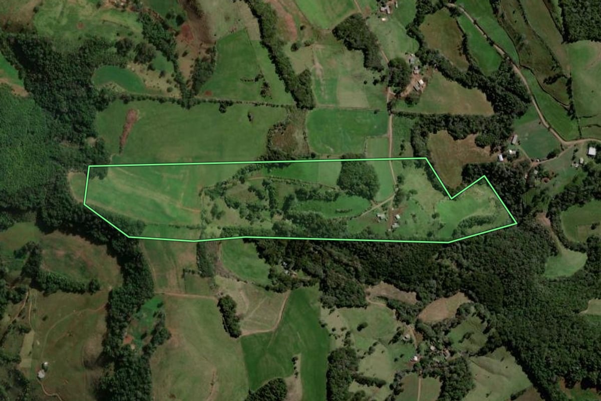 Imagem de satélite do imóvel rural em Jupiá (SC), com o contorno declarado no CAR desenhado por cima.