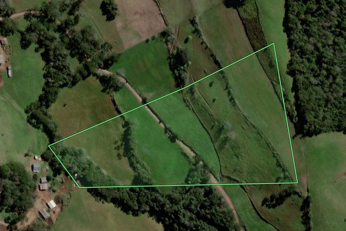 Imagem de satélite do imóvel rural em Jupiá (SC), com o contorno declarado no CAR desenhado por cima.