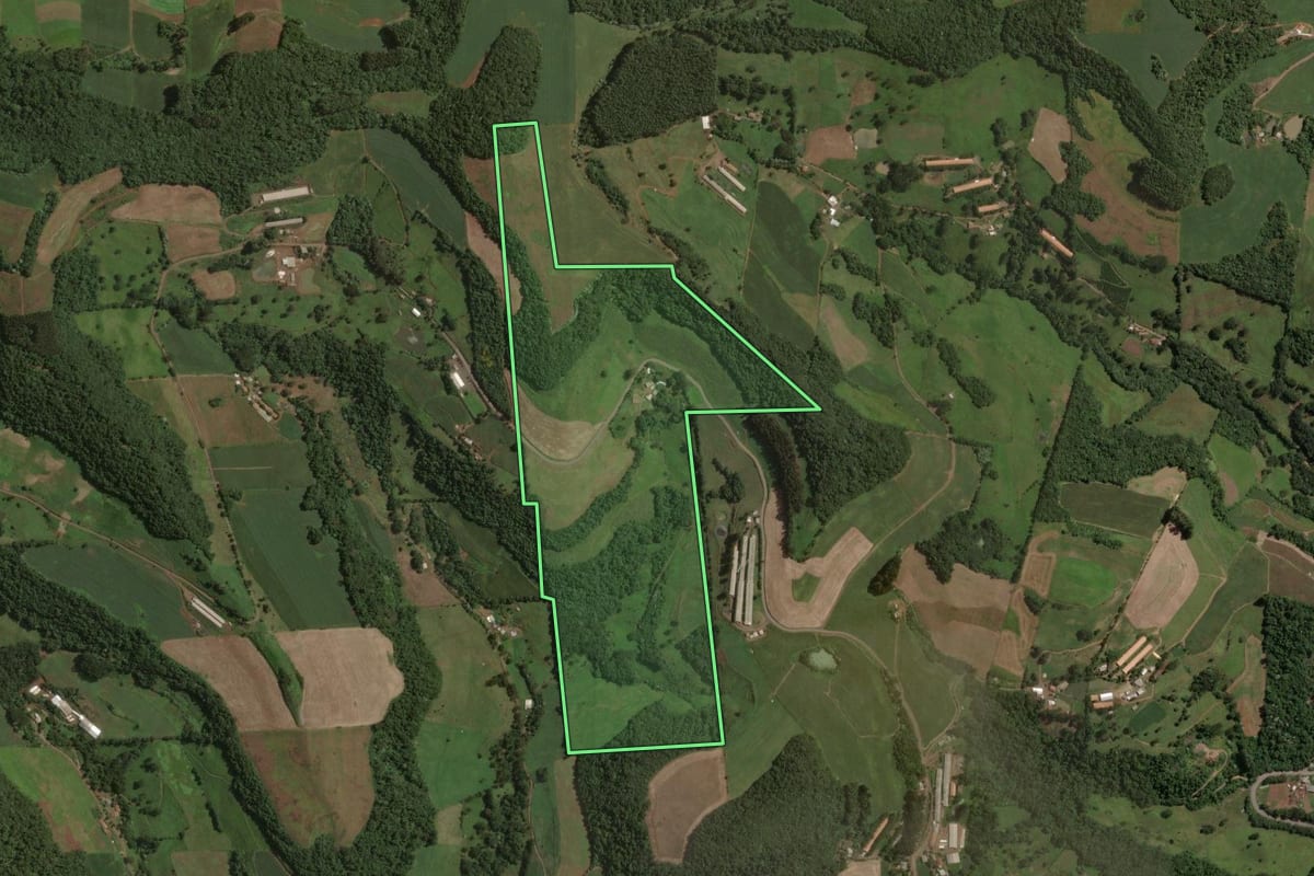 Imagem de satélite do imóvel rural em Lacerdópolis (SC), com o contorno declarado no CAR desenhado por cima.