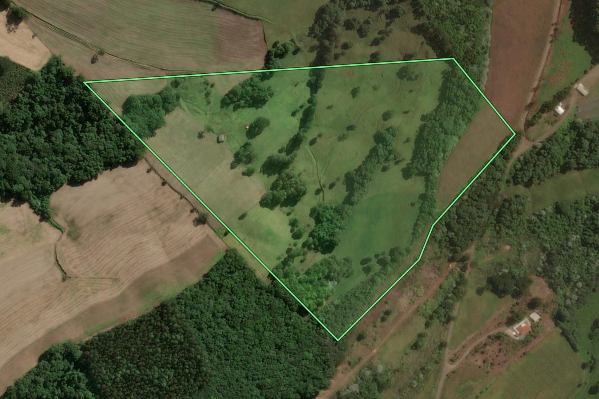 Imagem de satélite do imóvel rural em Lacerdópolis (SC), com o contorno declarado no CAR desenhado por cima.