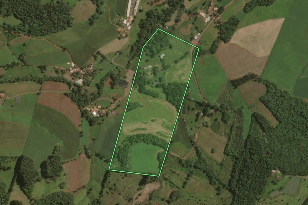 Imagem de satélite do imóvel rural em Lacerdópolis (SC), com o contorno declarado no CAR desenhado por cima.
