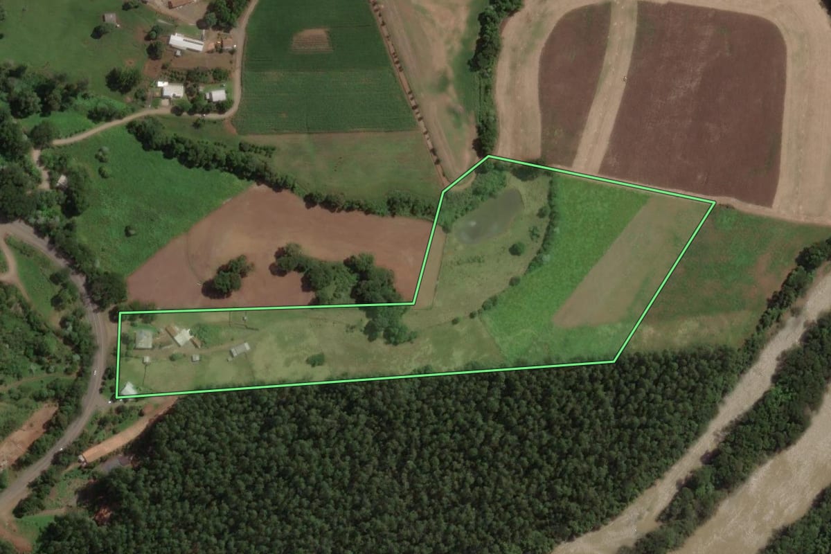 Imagem de satélite do imóvel rural em Lacerdópolis (SC), com o contorno declarado no CAR desenhado por cima.