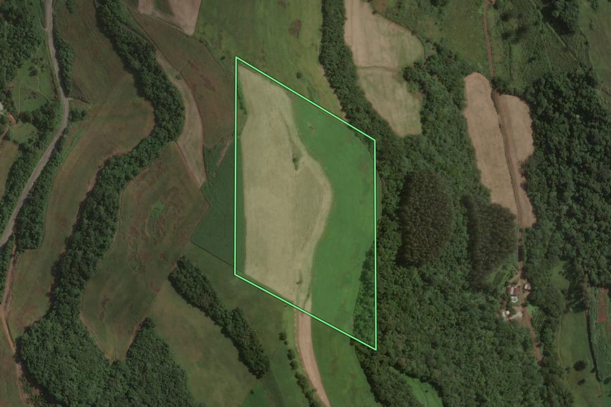 Imagem de satélite do imóvel rural em Lacerdópolis (SC), com o contorno declarado no CAR desenhado por cima.